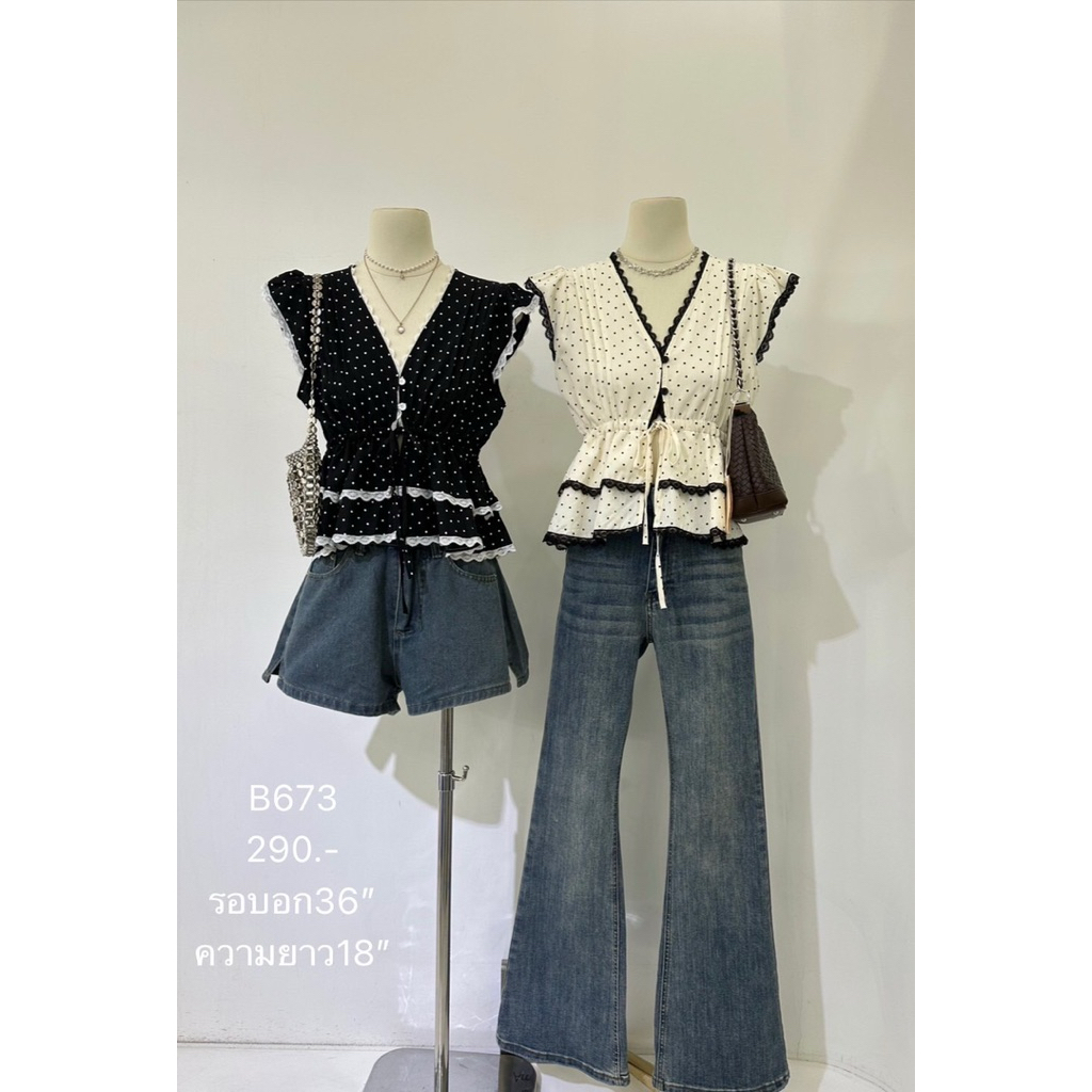 B673เสื้อคอวีแขนกุดลายจุดแต่งระบาย💛🖤