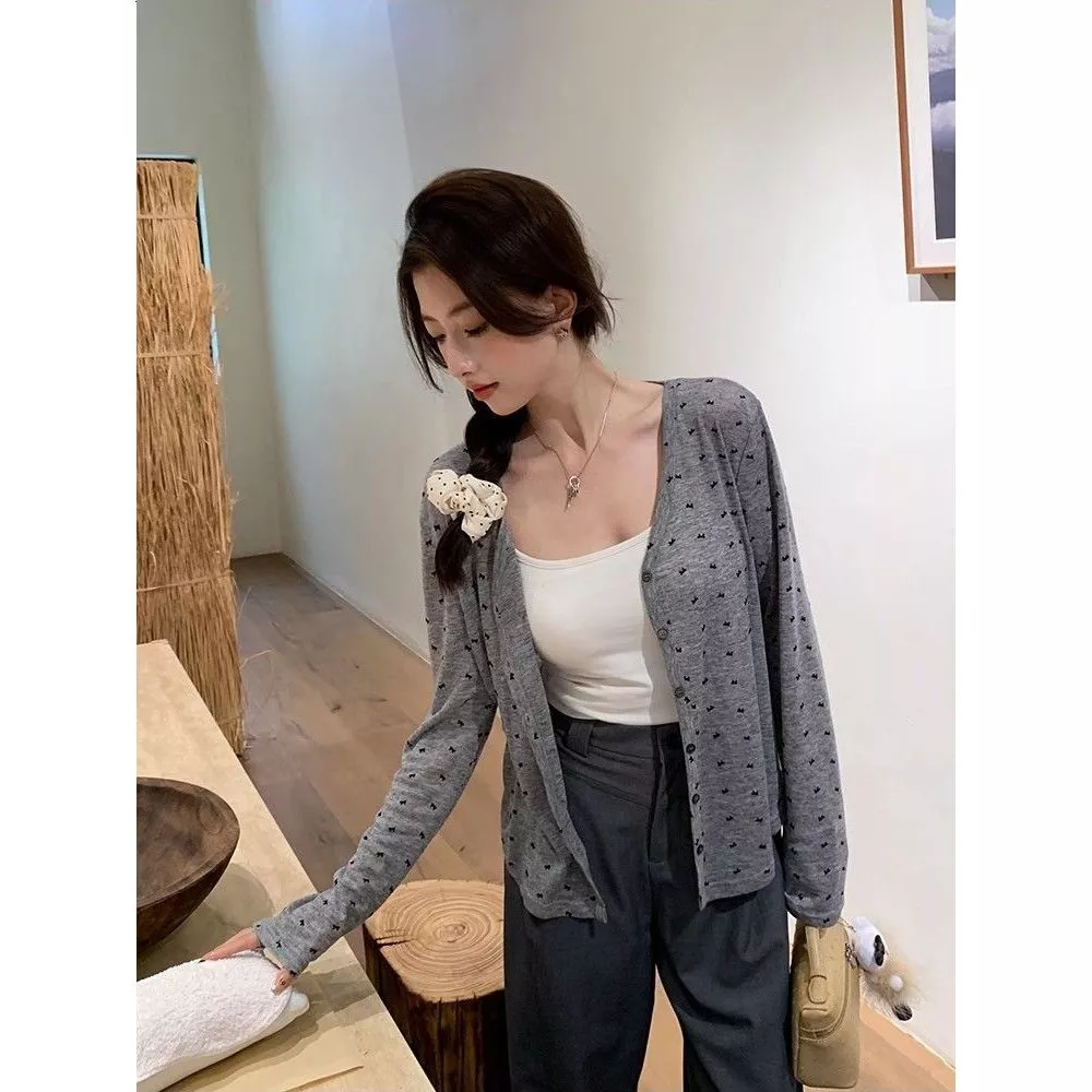 เสื้อคลุมกันแดดแขนยาวคอวีพิมพ์ลายโบว์สำหรับผู้หญิง เนื้อผ้าโปร่งเล็กน้อย ทรงหลวม ช่วยให้ดูผอมเพรียว เหมาะสำหรับสวมคลุมใน