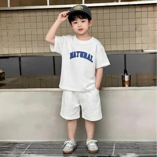 ชุดเด็กผู้ชาย: เสื้อแขนสั้นพิมพ์ลายตัวอักษรภาษาอังกฤษ + กางเกงขาสั้น สไตล์เกาหลี หล่อ ทันสมัย ​​และสปอร์ต