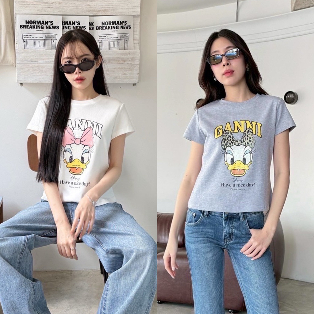 Ganni Daisy Babytee T-Shirt”  เสื้อยืดคอกลมแขนสั้น สกรีนลายแบรนด์ดัง ชนช็อป เนื้อผ้านุ่มใส่สบาย ป้ายแท็คป้ายห้อยครบ