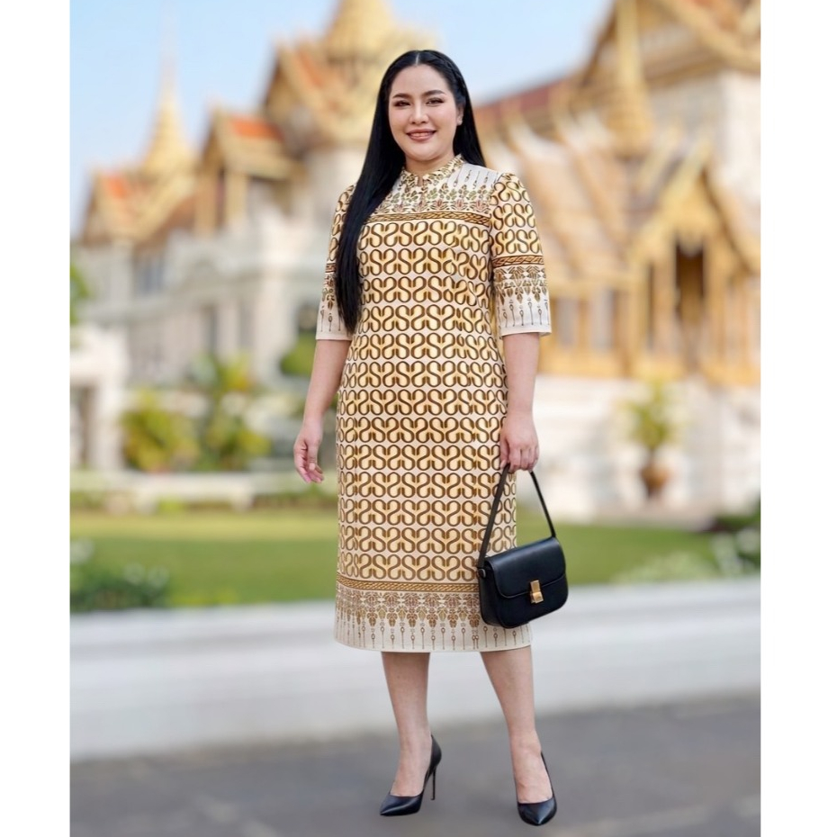เดรสอัดกาว ลายขอใหม่ล่าสุด มี 8ไซส์อก 46-60 นิ้ว โทนสีขาวครีม ยาว45นิ้ว