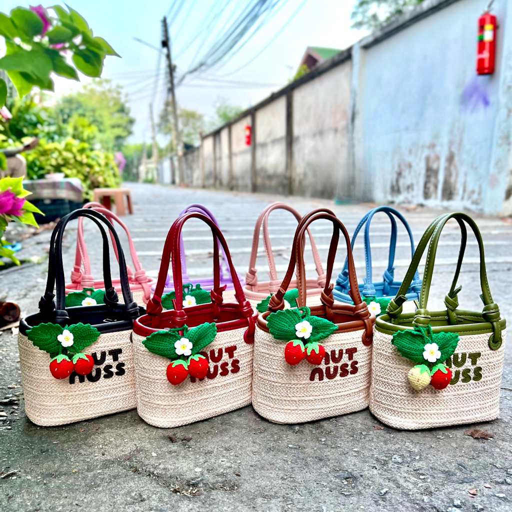 พร้อมส่งกระเป๋าสานทรงถังมีสายยาวหนังpuฐาน7.5นิ้วสูง6นิ้วกว้าง4นิ้ว(ถ่ายจากสินค้าเองทุกใบ)สามารถทักสอบถามเพิ่มเติมได้นะคะ ราคาถูก Shopee Lazada