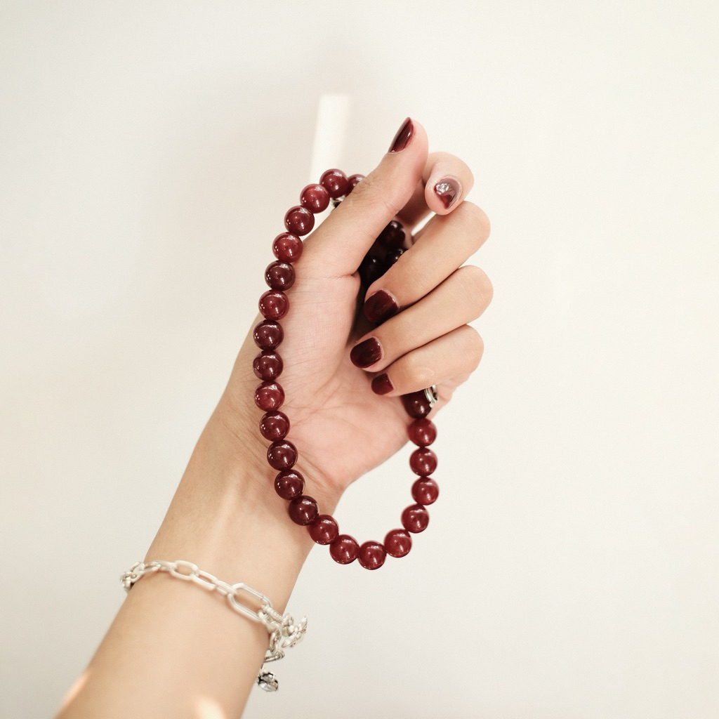 สร้อยคอหินสีแดงทับทิมขนาด 10mm หินนำโชคสีแดงเข้ม เสริมเสน่ห์ ความรัก ความมั่นใจ | Natural Ruby in Matrix by Wild&Vibe