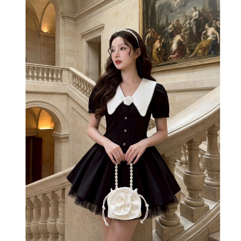 (มี3XL) สีดำ Adorable Dress เดรสสั้นผ้าเปเป้สีดำเย็บคัตติ้งทรงสวย กระโปรงทรงบานแต่งผ้าตาข่าย แขนสั้น + เข็มกลัดดอกไม้