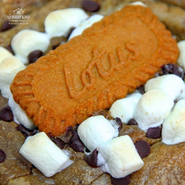 คลาสสิก คาราเมล บิสคอฟ 🤎🍪 ซอฟต์คุกกี้โฮมเมด สูตรวานิลลา ท็อปด้วยบิสคอฟกลิ่นคาราเมล มาร์ชเมลโลว์หนึบ และช็อกโกแลตชิฟ