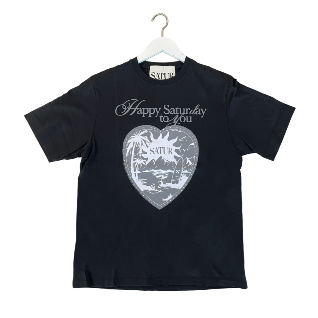 [ของแท้💯พร้อมส่ง] SATUR เสื้อยืดรุ่น Sunrise In Heart Graphic T-Shirt Black