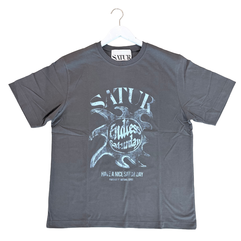 SATUR เสื้อยืด รุ่น Sun Retro Graphic T-Shirt Grey/Blue