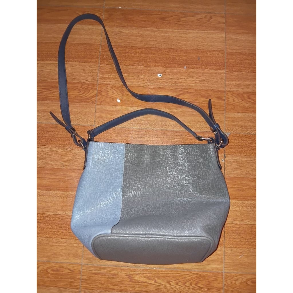 กระเป๋าสะพาย lOUiS fONtaine แท้ เป็นหนังแท้ กว้าง 13 นิ้ว ยาว 9.5 นิ้ว ถือได้ cRoSSbODy ได้ ไม่มีตำห