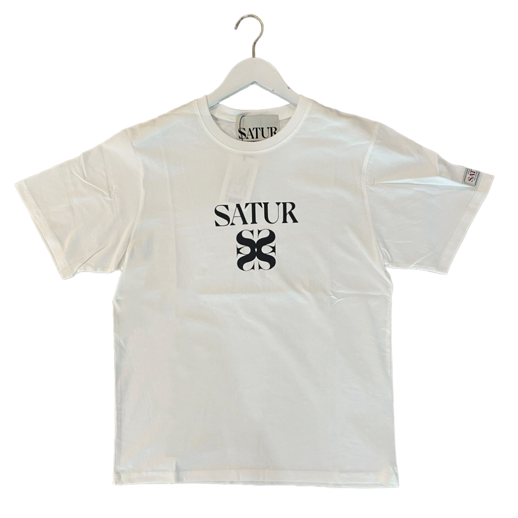 [ของแท้💯พร้อมส่ง] SATUR เสื้อยืดรุ่น Classic Logo T-Shirt White