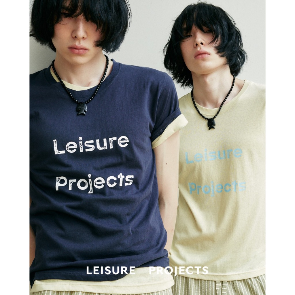 (Leisure Projects) LEISURE LOGO SHORT SLEEVES T-SHIRT เสื้อเเขนสั้น ผ้าทอลายสลาฟ พิมพ์โลโก้ Leisure Projects