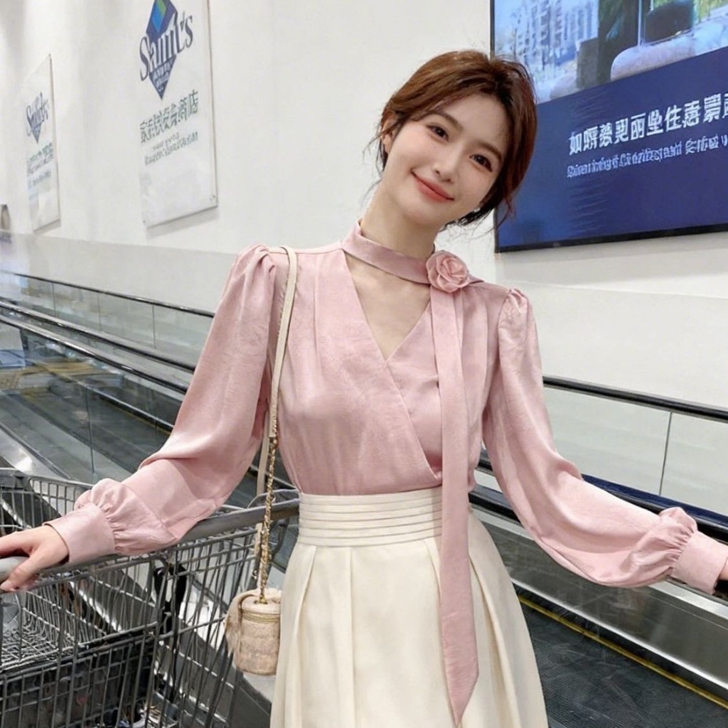 Dahong 99265  เสื้อเชิ้ตแขนยาว แต่งริบบิ้นคอเสื้อสีชมพู งานผ้าซาตินฝรั่งเศสแขนยาวคอวีใหม่ให้ความรู้สึกระดับไฮเอนด์