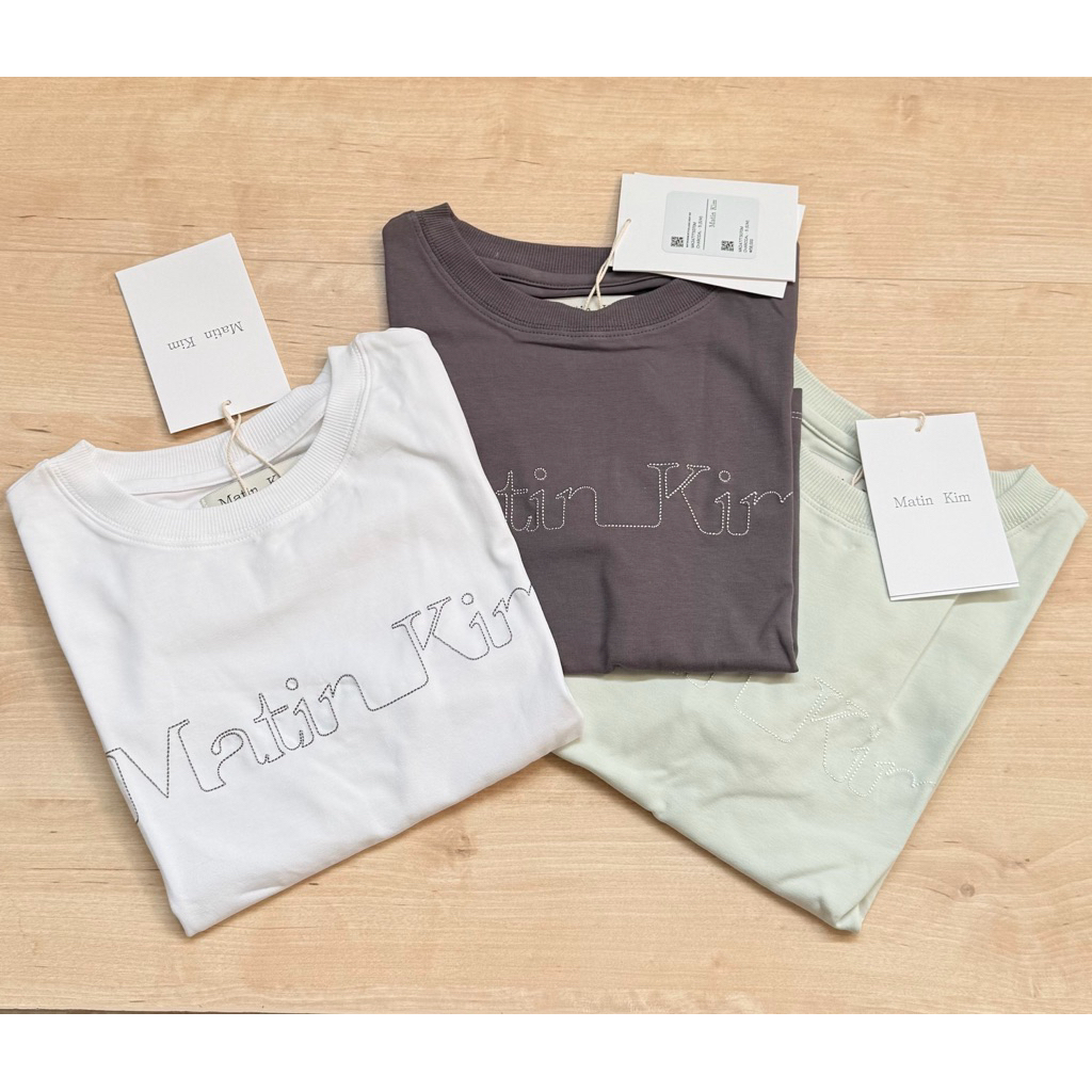 มีโค้ด 25% พร้อมส่งจากไทย เสื้อCrop Matin Kim ราคาป้าย งานปักสวยๆมินิมอล  ของใหม่ เสื้อยืดmatin kim 