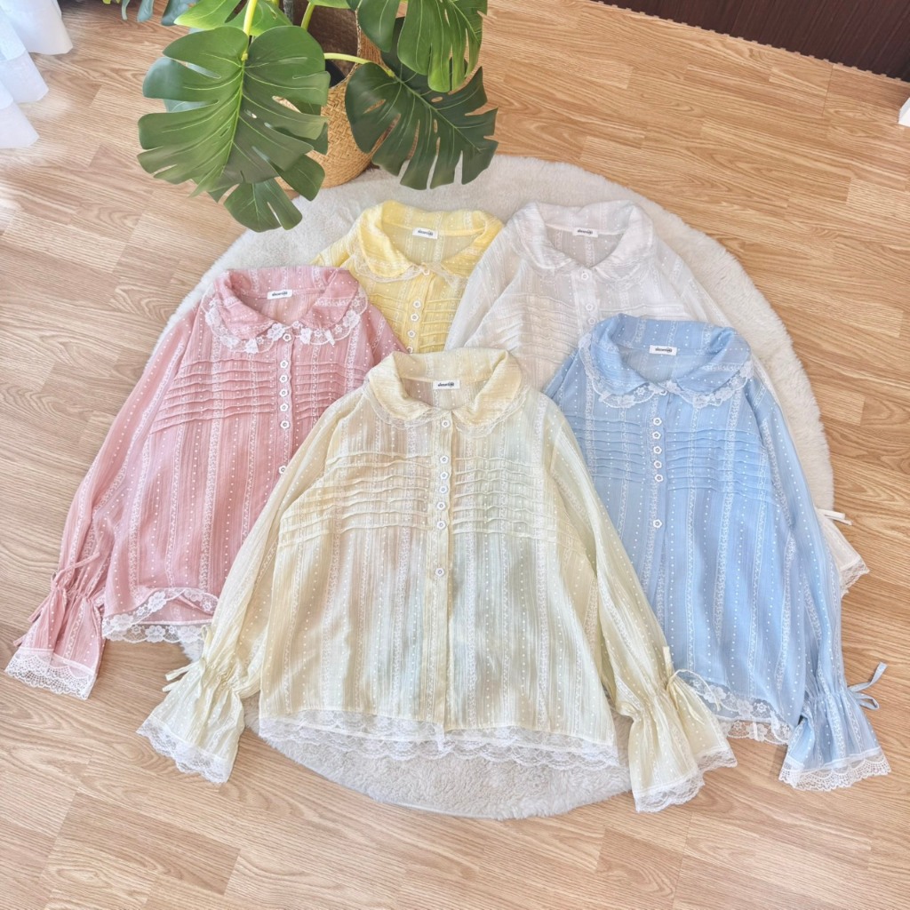 PEACHY TOP เสื้อคอบัวแขนยาวแต่งลูกไม้ตีเกล็ดหน้า ผ้าโรซี่ซีทรูพิมพ์ลาย ผ้าบางไม่มีซับใน งานตามหา กระแสมาแรง