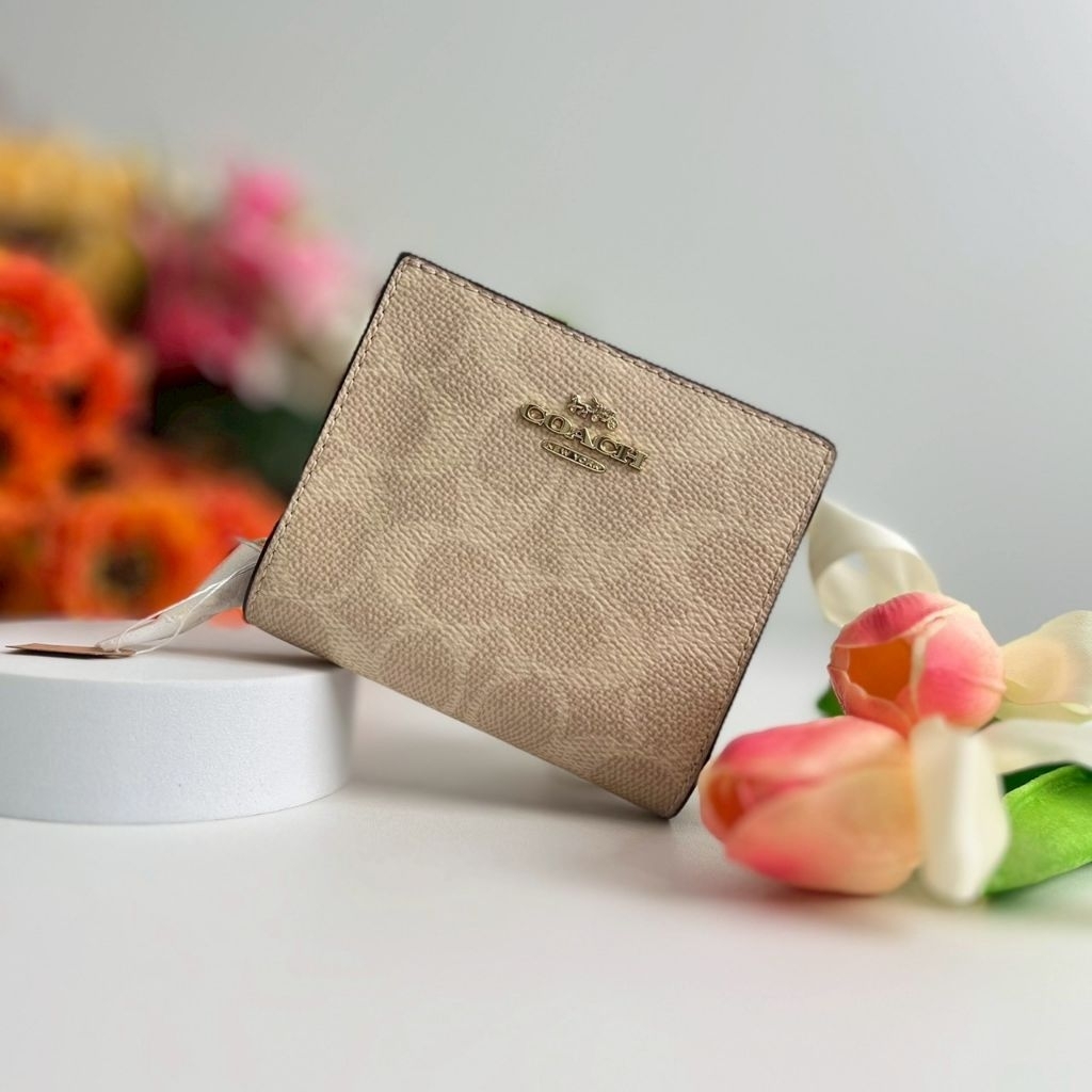 กระเป๋าสตางค์ใบสั้น CW789 Coach Snap Wallet In Signature