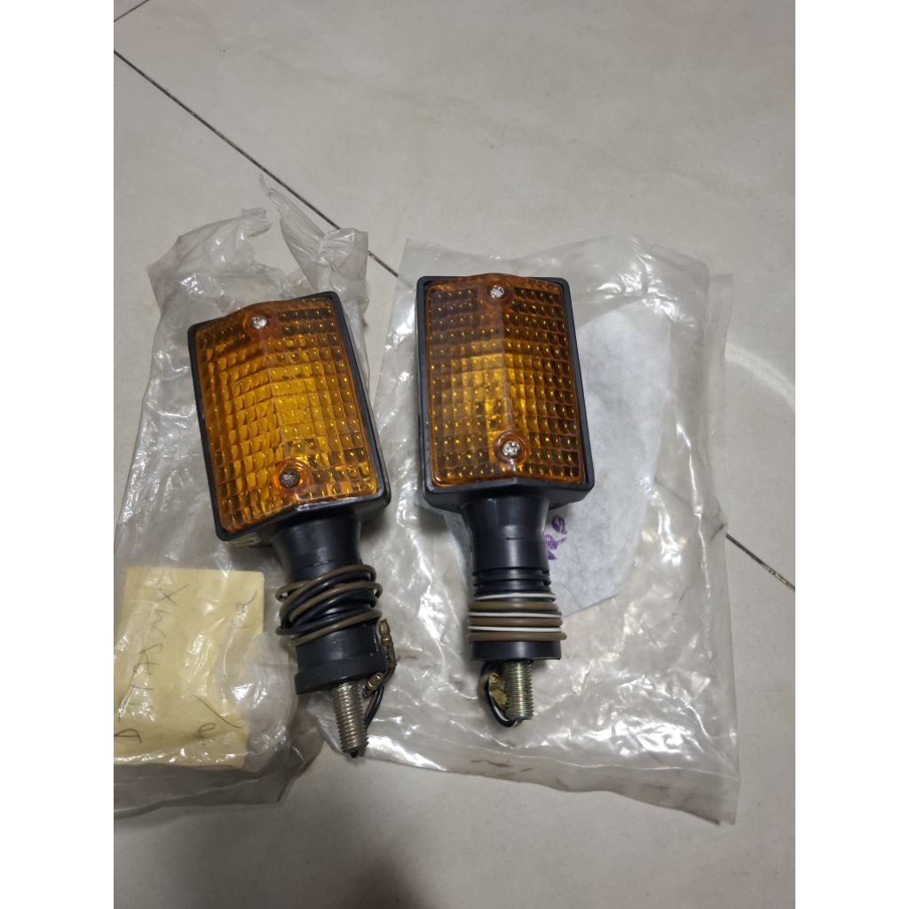 ไฟเลี้ยว Yamaha DT125-DT175-DT125LC-DT175LC-DT200-XT200 ของใหม่งานเก่าเก็บสภาพสวยๆพร้อมใส่ใช้งานได้เ