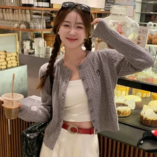 🌟rosecloud🌟เสื้อคาร์ดิแกนถักคอกลมสำหรับผู้หญิง ปักลายหัวใจสีลูกกวาด สไตล์ใหม่ เสื้อกันหนาวหรูหรา ทรงหลวม ช่วยให้ดูผอมเพร