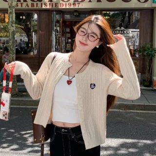 🌟rosecloud🌟เสื้อคาร์ดิแกนถักคอกลมสำหรับผู้หญิง ปักลายหัวใจสีลูกกวาด สไตล์ใหม่ เสื้อกันหนาวหรูหรา ทรงหลวม ช่วยให้ดูผอมเพร