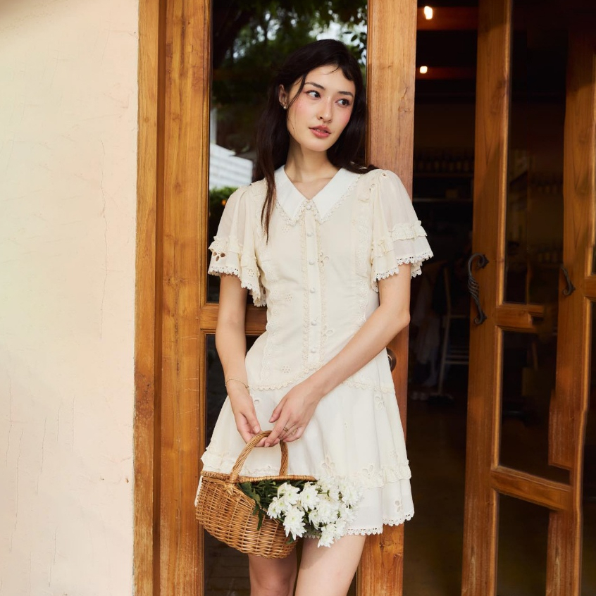La Mignonne (XS-4XL) Jemma Lexie Dress เดรสใส่ทำงาน ใส่เที่ยว ดีเทลล์แต่งผ้าลูกไม้ทั้งชุด กระดุมแต่งหลอก
