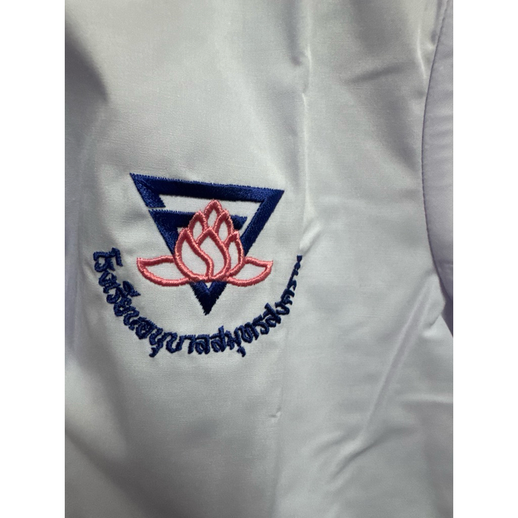 ปักตรา โรงเรียนอนุบาลดอกบัว(เป็นการปักในเสื้อที่ขายไม่ได้ปักใส่ผ้าส่งครับ)