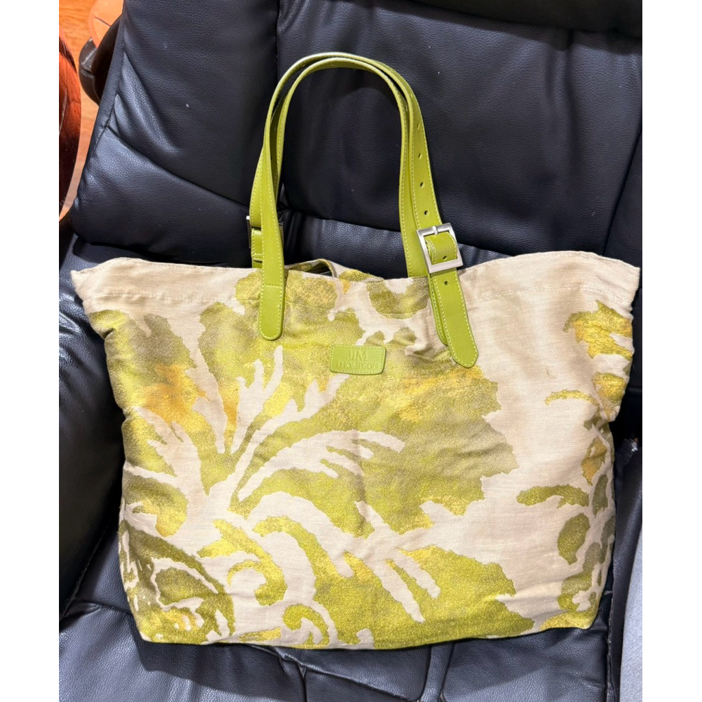 Jim Thompson Weekend Tote Large หูหนัง ปรับระดับได้ ผ้าเนื้อดีมาก มีรอยการใช้จาง ๆ แต่ลายกลืนไปไม่ชั