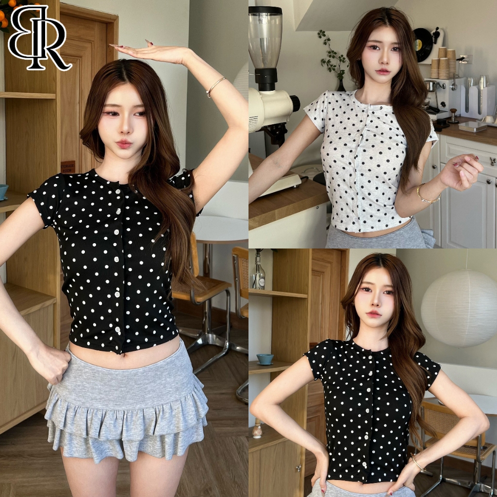 B&R พร้อมส่ง เสื้อท็อปทรงสลิมฟิตลายจุดสำหรับผู้หญิง เสื้อยืดคอกลมแขนสั้น หวานและทันสมัย มีปุ่ม เนื้อผ้านุ่มใส่สบาย