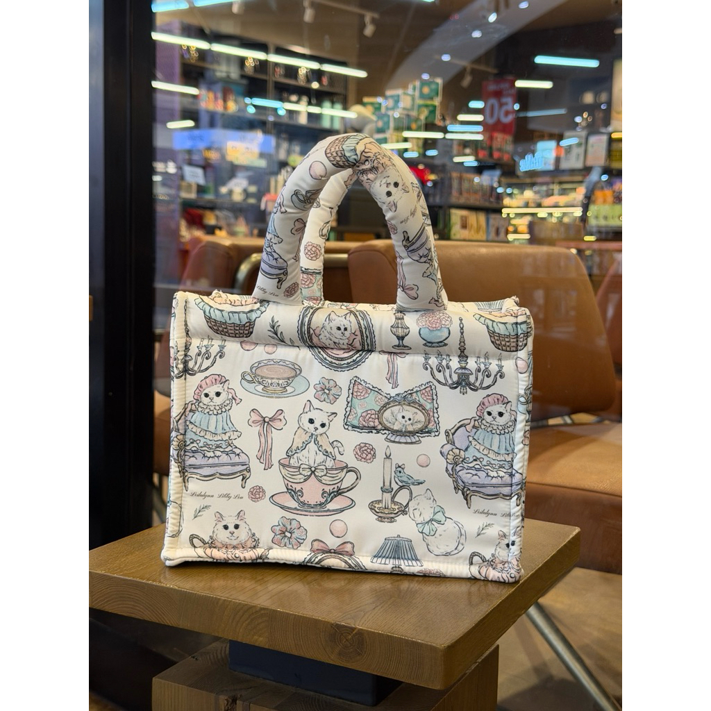 Libby Lou กระเป๋าผ้านุ่ม สไตล์คิวท์วินเทจ นุ่มแน่นทั้งใบ Soft Cushion Layer ทรงตั้งสวย