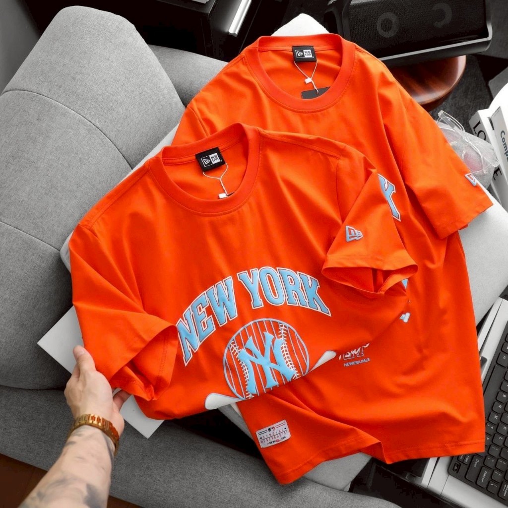 เสื้อยืด NEW ERA คอกลมแขนสั้นแต่งดีเทลเรียบๆด้านหน้าสกรีนโลโก้-NEW YORK BRONX BOMBERS 1903 เนื้อผ้า COTTON ราคา ถูกที่สุด ดีลบีเคเค แกลเลอรีภาพที่ 4