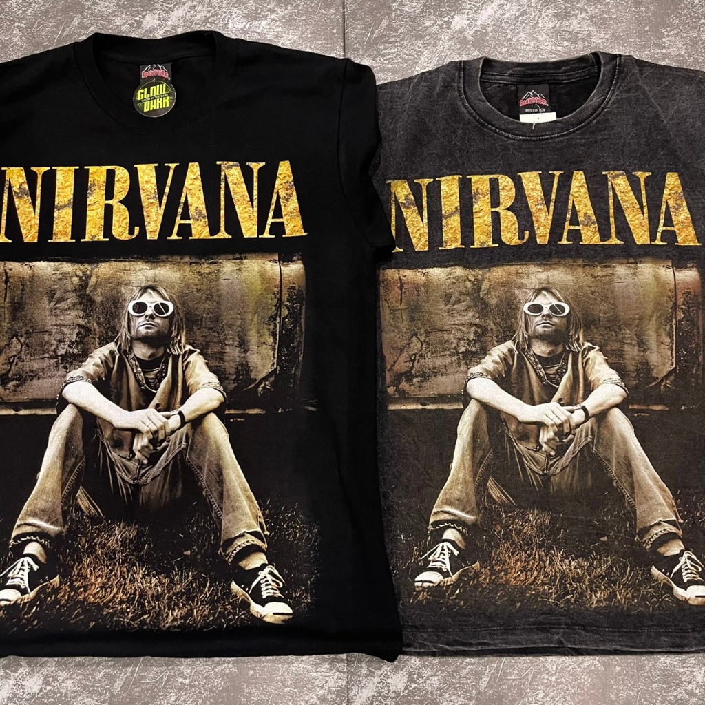 เสื้อยืดผ้าฟอก-ผ้าดำ Nirvana เคิทนั่ง (ป้ายRocktee เรืองแสง) ผ้าCotton100