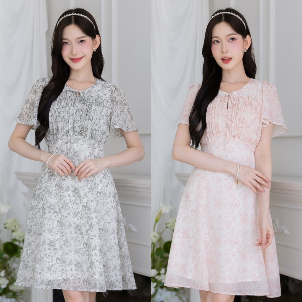 เดรสชีฟองลายดอกคลาสสิค ลายสวยน่ารักละมุนมากๆ ดีเทลช่วงอกเป็นการเย็บเป็นจีบมีวอลุ่มสวย แพทเทิร์นเน้นช่วงเอวใส่แล้วดู