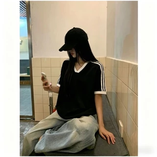 cherryshop🍒พร้อมส่ง เสื้อยืดผู้หญิง เสื้อยืดขาวแฟชั่น แขนสั้นคอวี ลําลองหลวม ๆ ย้อนยุค สไตล์เกาหลี