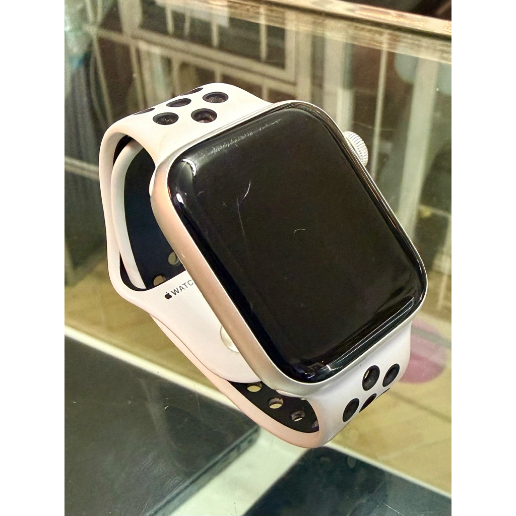 Watch Nike SE (รุ่นที่ 1)+ GPS  ขนาด 44 mm (หน้าจอมีรอยขีดลึก)