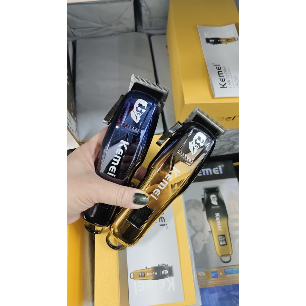 แบตเตอเลี่ยนตัดผมไซส์ใหญ่ kemei-709aเป็นแบตเตอเลี่ยนตัดผมแบบชาร์จ