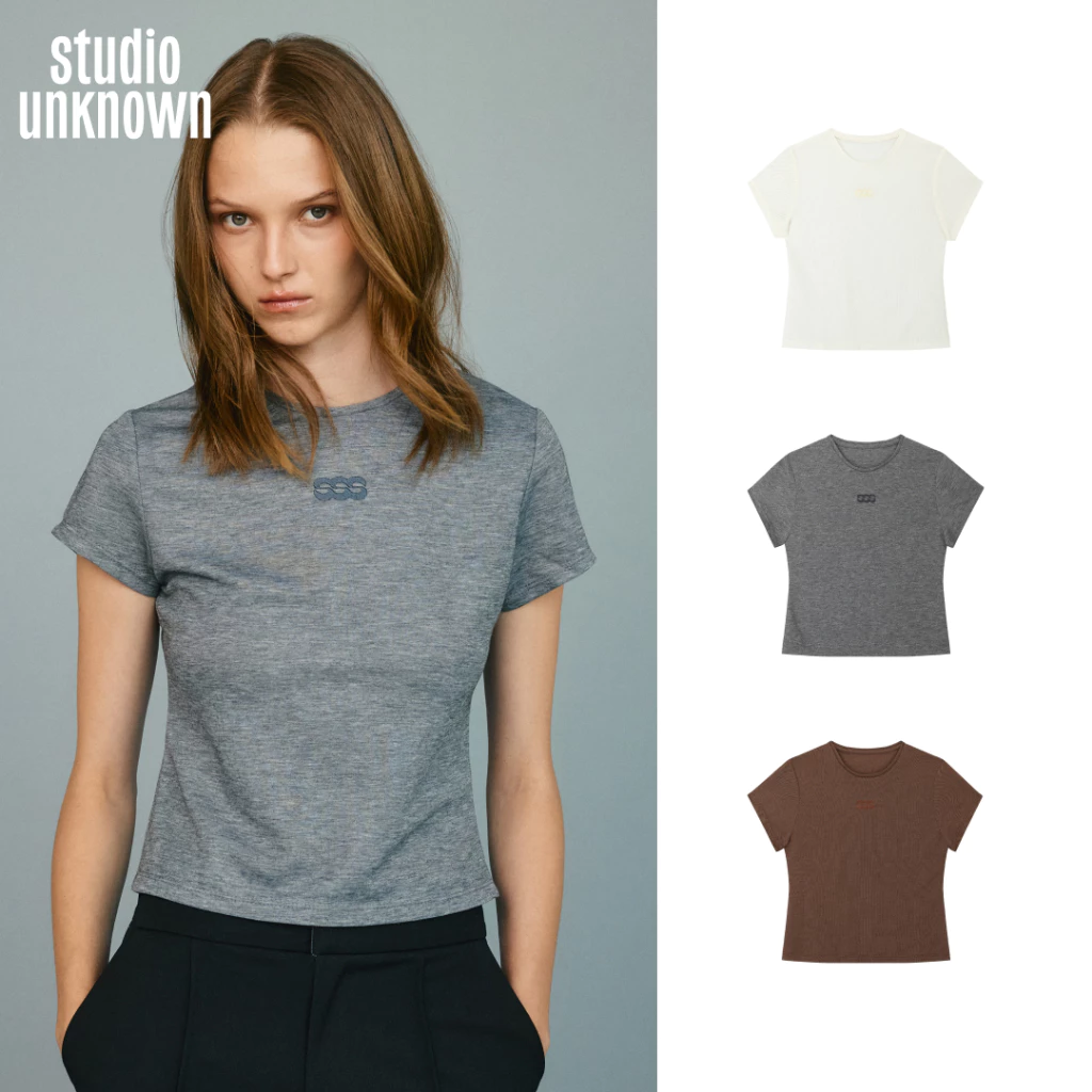 STUDIO UNKNOWN - SSS01 Kris Top เสื้อยืดปักโลโก้ SSS