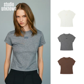 STUDIO UNKNOWN - SSS01 Kris Top เสื้อยืดปักโลโก้ SSS