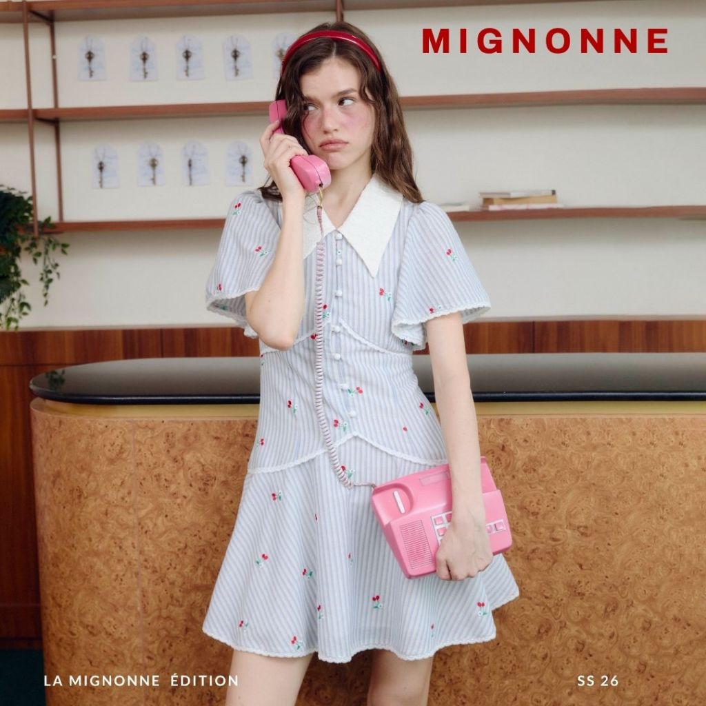 La Mignonne (XS-4XL) Carino Persica Dress เดรสใส่ทำงาน ใส่เที่ยว ดีเทลคอปกและกระดุมหน้า แขนเสื้อและชายกระโปรงผ้าพริ้วๆ