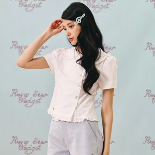 CHUUCHOP - (S-3XL) Tilly Blouse เสื้อเชิ้ตแขนสั้นคอบัว กระดุมเฉียงข้าง ดีเทลจับจีบที่ปลายเสื้อ ใส่สบาย (C8554)