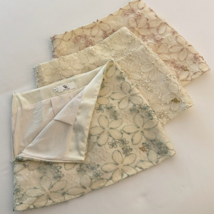 Lily skirt 790.- กระโปรงลายดอกไม้ ทรงเอ ผ้าลายดอกไม้ผสมปักเลื่อม น่ารักละมุนมีความเล่นแสง