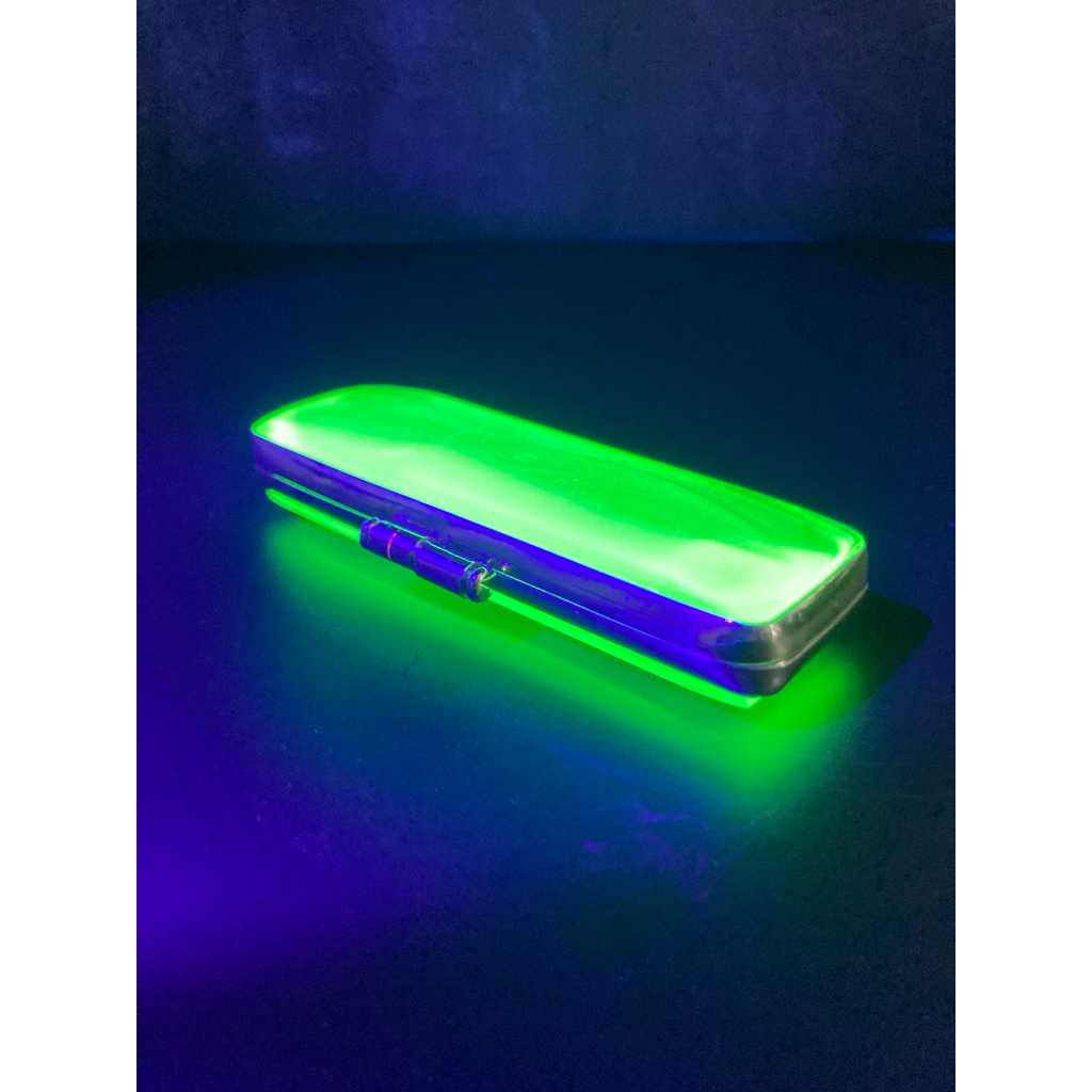 ตลับหนีบแก้วยูเรเนียม ใส่สร้อย ต่างหู ไม้จิ้มฟัน ของชิ้นเล็ก Uranium glass สภาพดี
