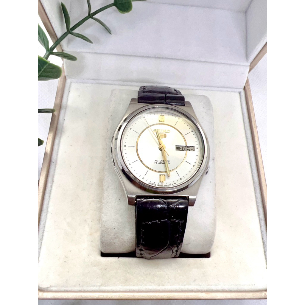 นาฬิกา Seiko 5​ Automatic กลไกลระบบเครื่อง 7009  หน้าปัดสีเงิน (รับประกันเครื่อง3เดือน)