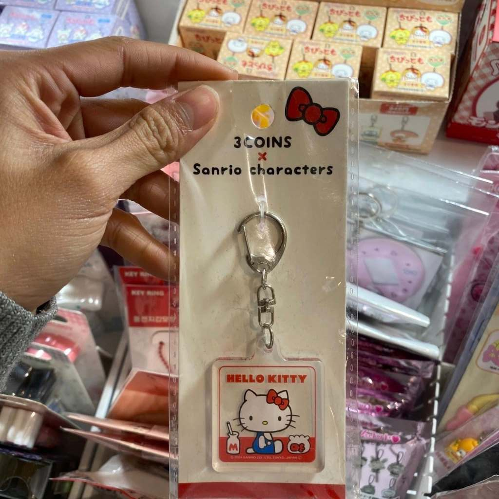 พวงกุญแจอะคริลิค Hello Kitty จากความร่วมมือระหว่าง 3COINS และ Sanrio.