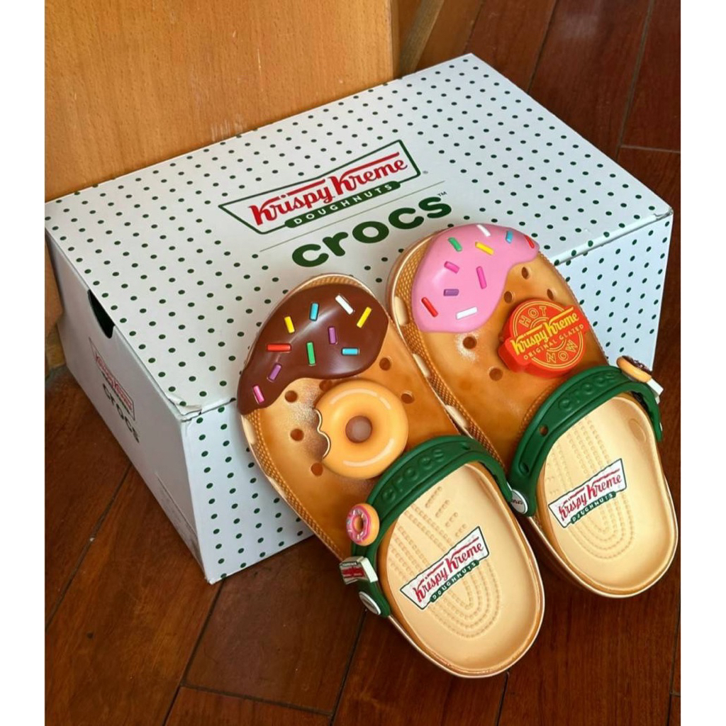 รองเท้าแตะกันลื่น Krispy Kreme สําหรับทุกเพศ พร้อมชุดเสน่ห์