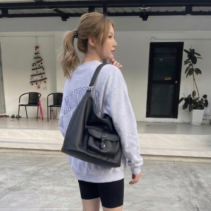 AWARINN กระเป๋าสะพาย CM2 ทรงสวย เข้ากับทุกสรีระ ใส่ไอแพดได้ ทน น้ำหนักเบา