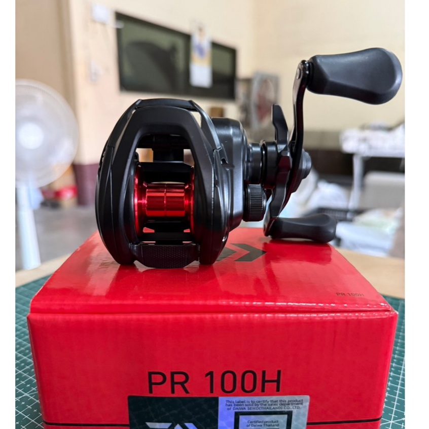 รอกเบท Daiwa PR 100H / 100HL รอบ 7.3 (มีทั้งหมุนซ้าย/ขวา) ของแท้ 100% รอกไดว่า น้ำหนักเบา ตีง่าย ลุย