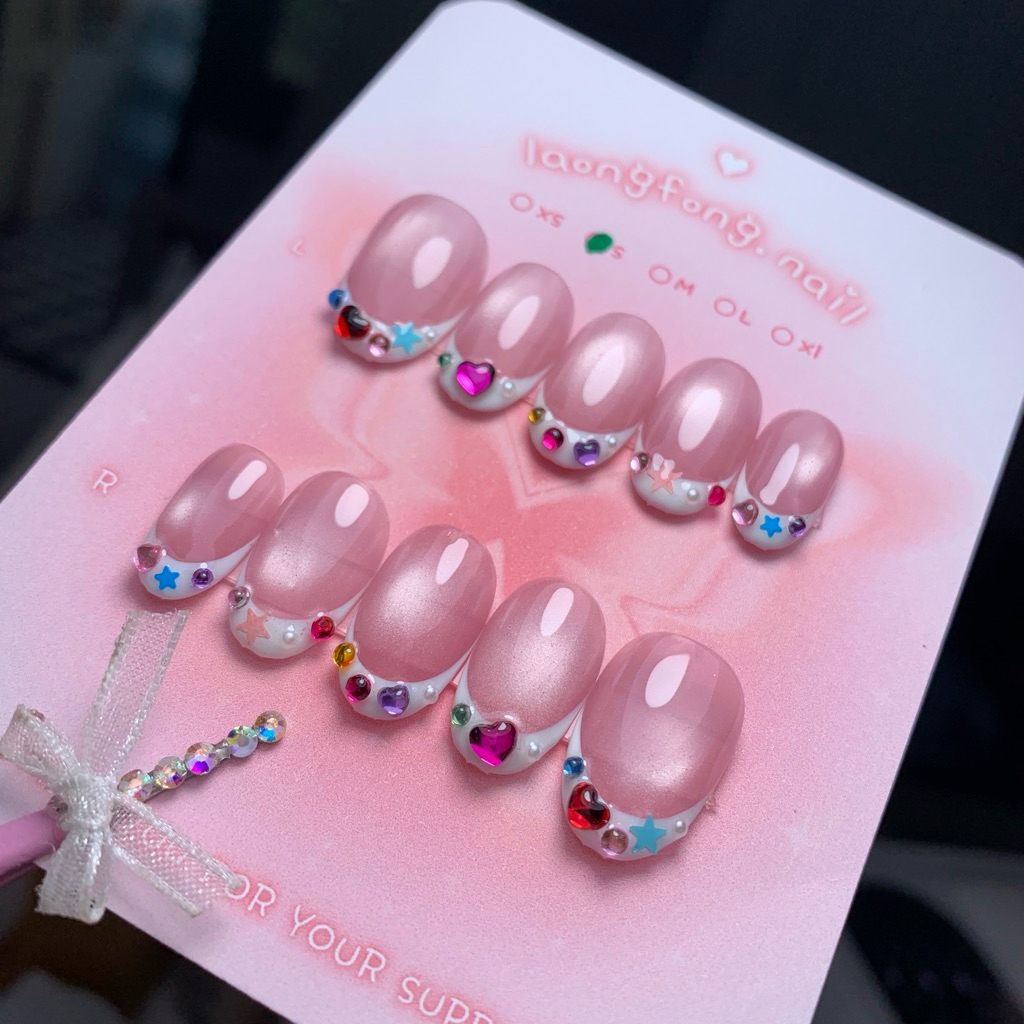𝓵𝓪𝓸𝓷𝓰𝓯𝓸𝓷𝓰.𝓷𝓪𝓲𝓵 เล็บปลอมสำเร็จรูป 𐐪◡̎ สีลูกแก้วชมพูปลายขาว 𝐊𝟎𝟖 (แบบทรงอัลม่อนสั้น)♔เปลี่ยนสี เปลี่ยนทรงเล็บได้