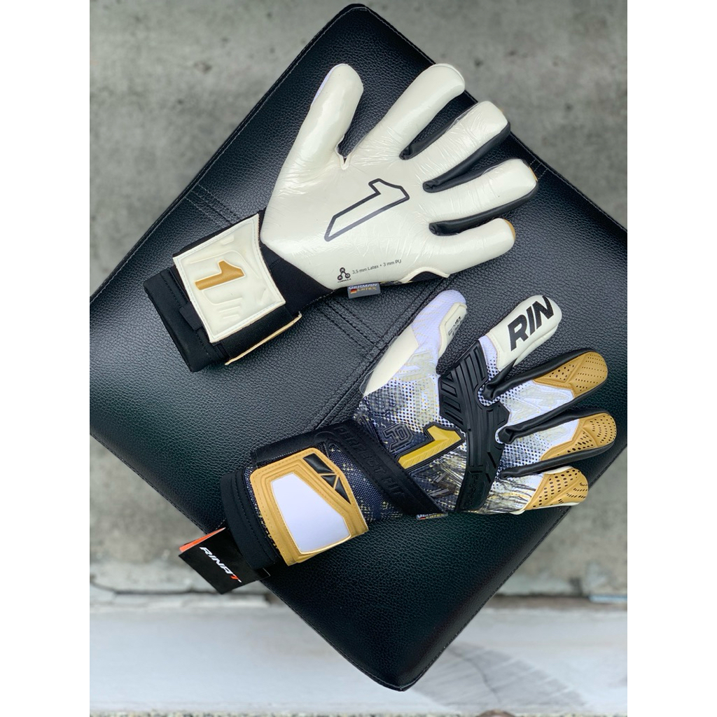 RINAT FIERA PRO GOLD/BLACK ถุงมือโกลฟุตบอล