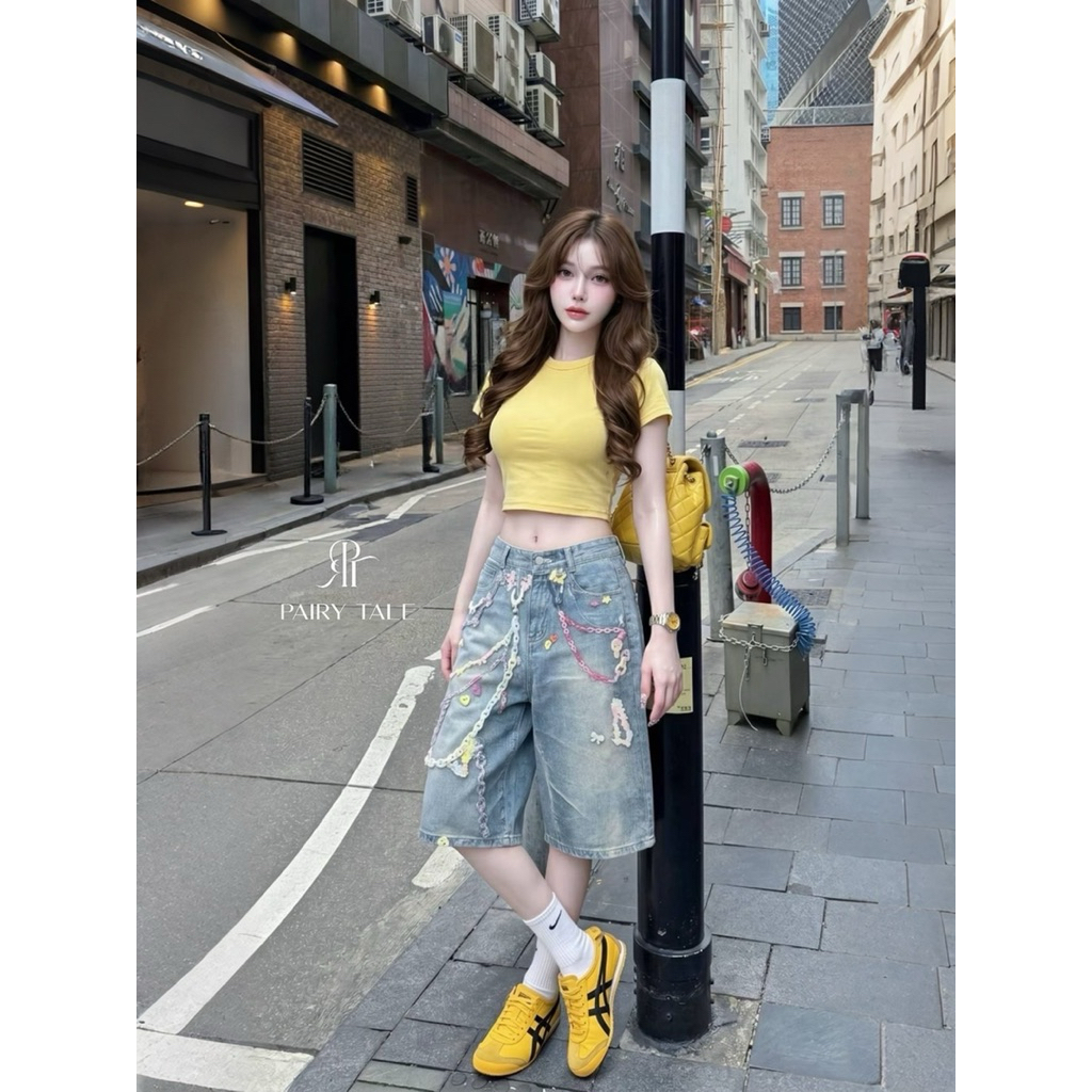 Set 2 ชิ้น เสื้อยืดครอปสีเหลือง+กางเกงยีนส์ขาสั้นทรง oversize สกรีนลายโซ่หลากสีสุดอาร์ต