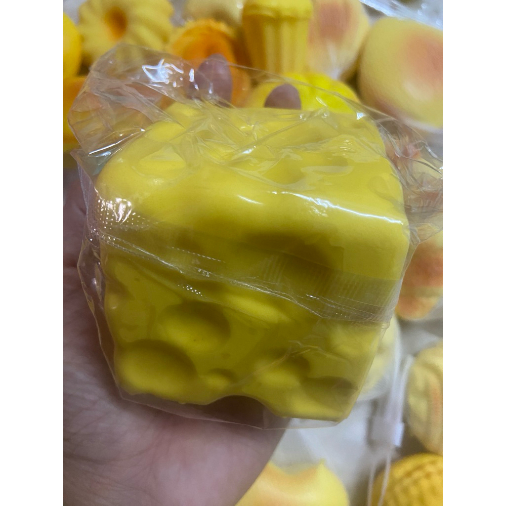 ของเล่น ชีสปลอม สกุชชี่ชีส สโลว์ ใหญ่เต็มมือ