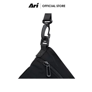 ARI ESSENTIAL SACOCHE BAG - BLACK (AHW1740-01) กระเป๋า สะพายข้าง อาริ สีดำ