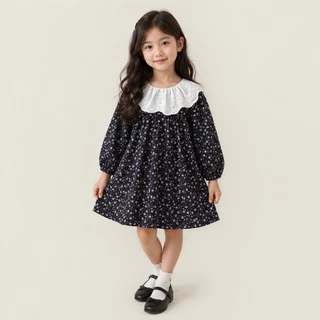 Hania Kids เดรสเด็กผู้หญิงผ้าฝ้ายลายดอกไม้สีดำ ปกบัวลูกไม้ขาว เพิ่มความน่ารักแบบเรียบหรู - K4135538