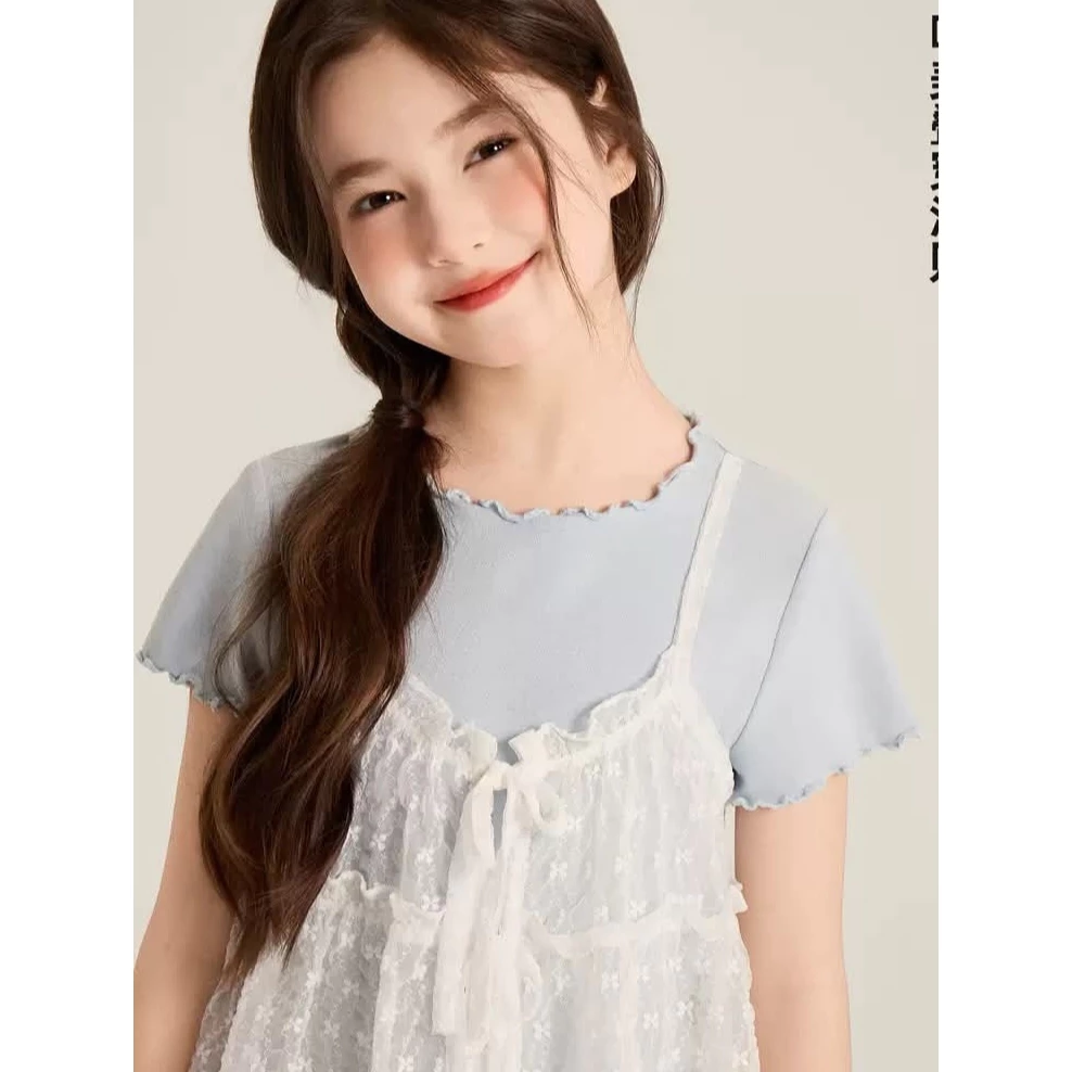 (**พร้อมส่งจากในไทย**) NO.945 เสื้อยืดเด็กสีฟ้าอ่อนแต่งสายเดี่ยวลูกไม้ขาวด้านหน้า (เฉพาะเสื้อเท่านั้น)